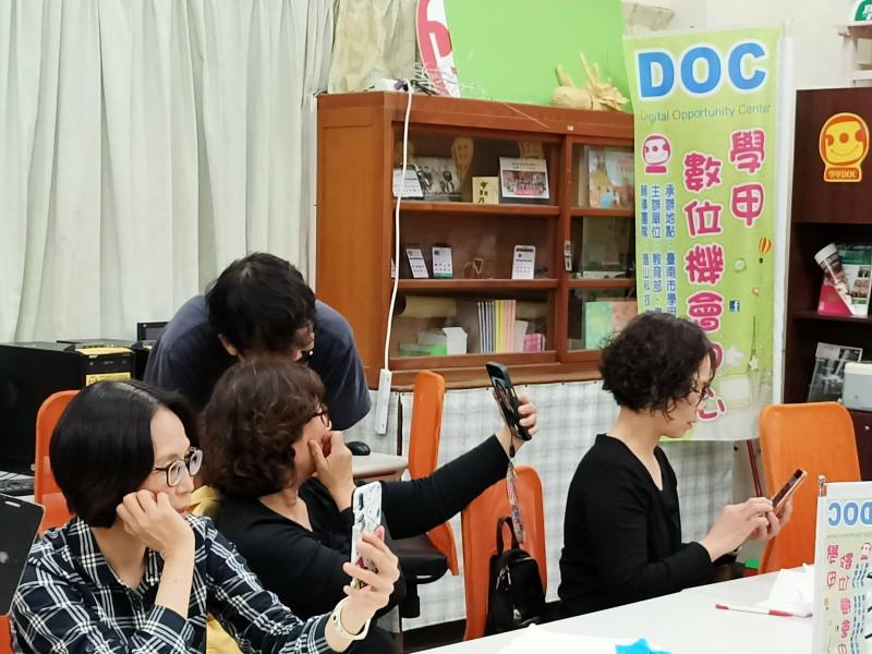 學員用手機練習自拍