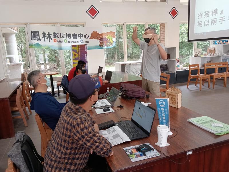 講師先介紹今天要做的作品