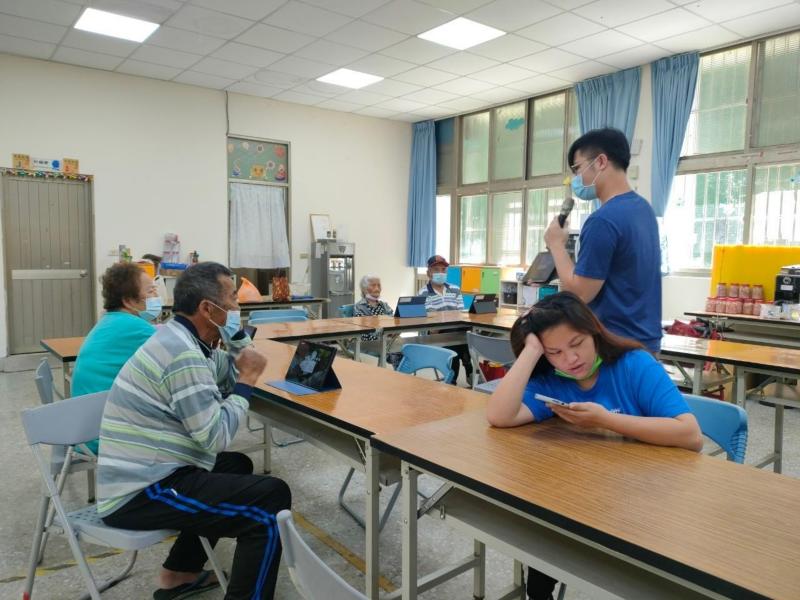 老師在講解APP的功能與介面,修圖軟體APP如何操作