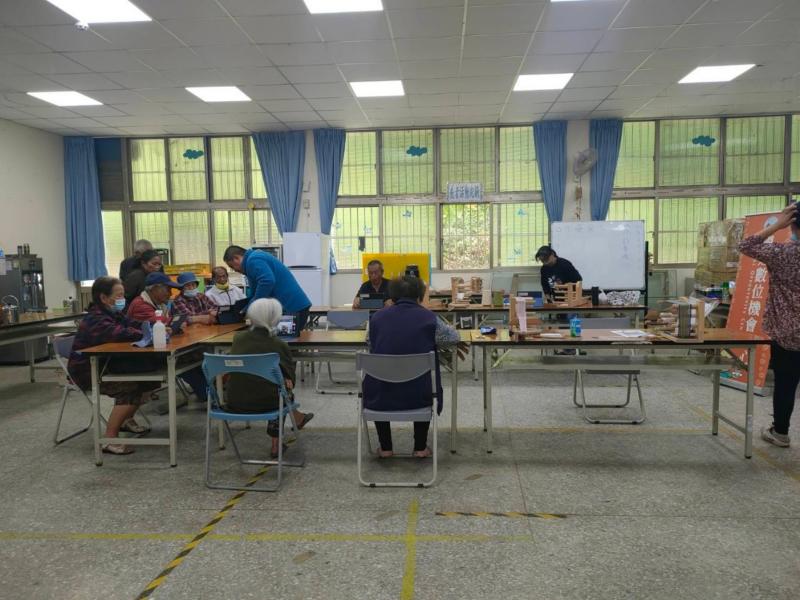 學員在互相討論拍攝修完圖的作品成果