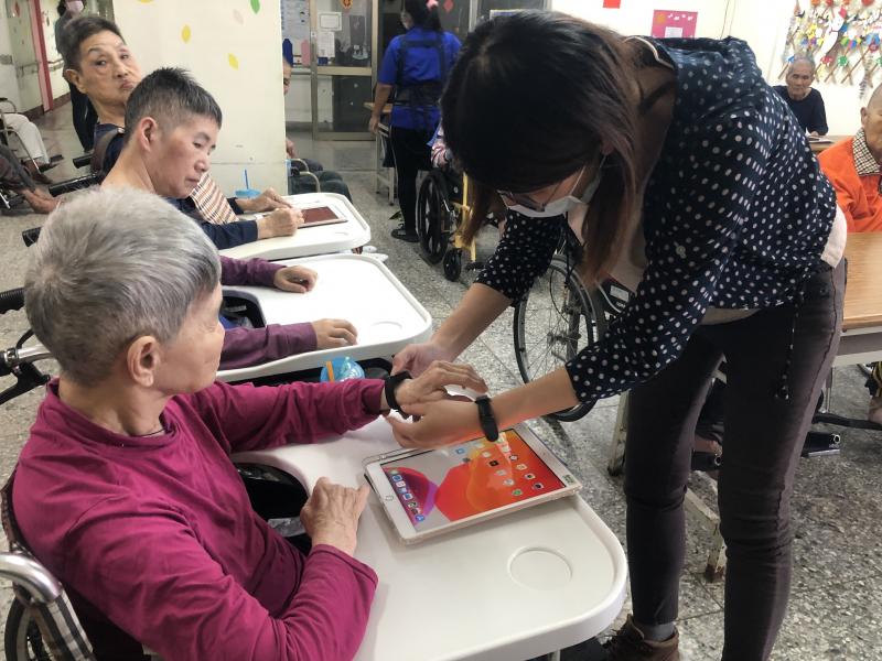 幫學員戴上智慧健康手環
