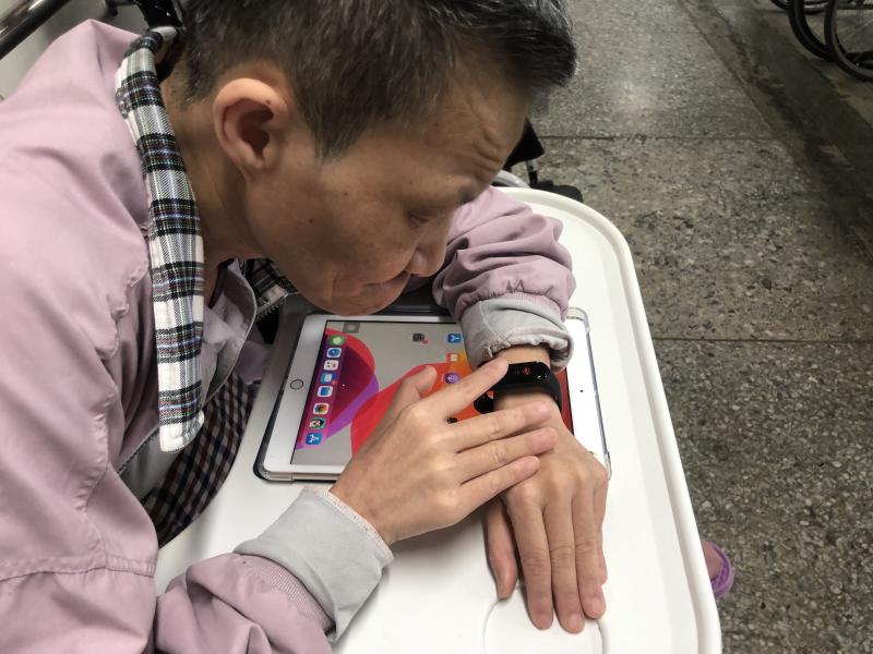 學員操作健康智慧手環