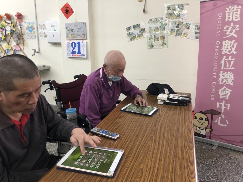 學員玩益智闖關遊戲（動動腦、動動手指）