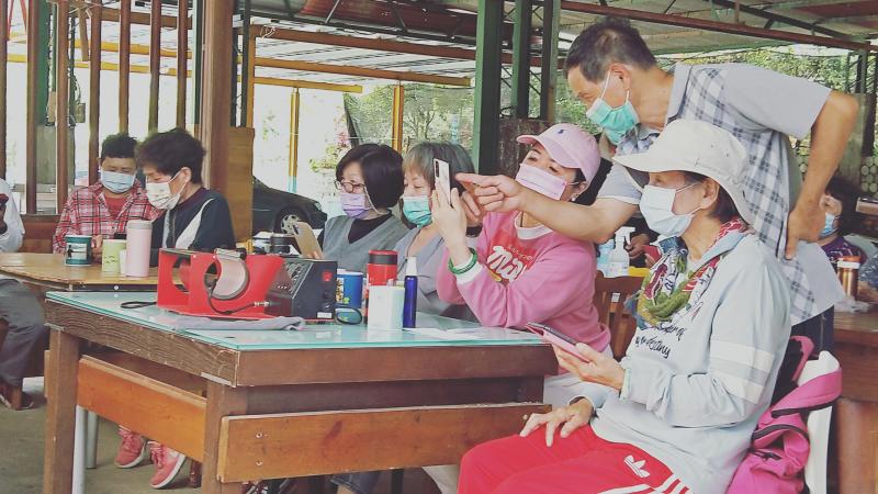 DOC學員互相交流，仔細把學習訣竅告訴同學