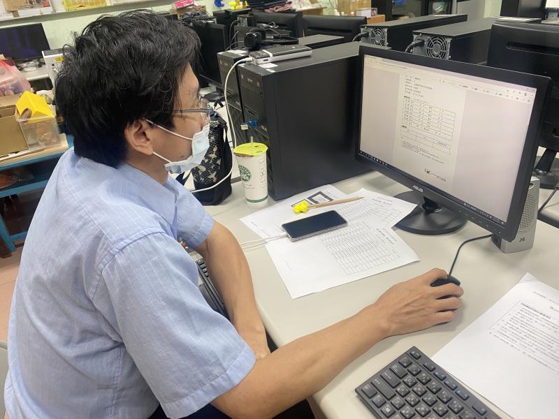 講師謝老師監考