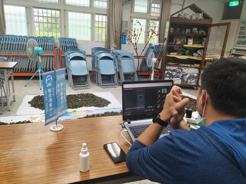 講師獨自在大教室開講中