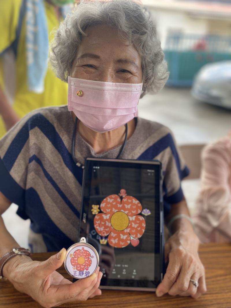 與自己的作品拍照