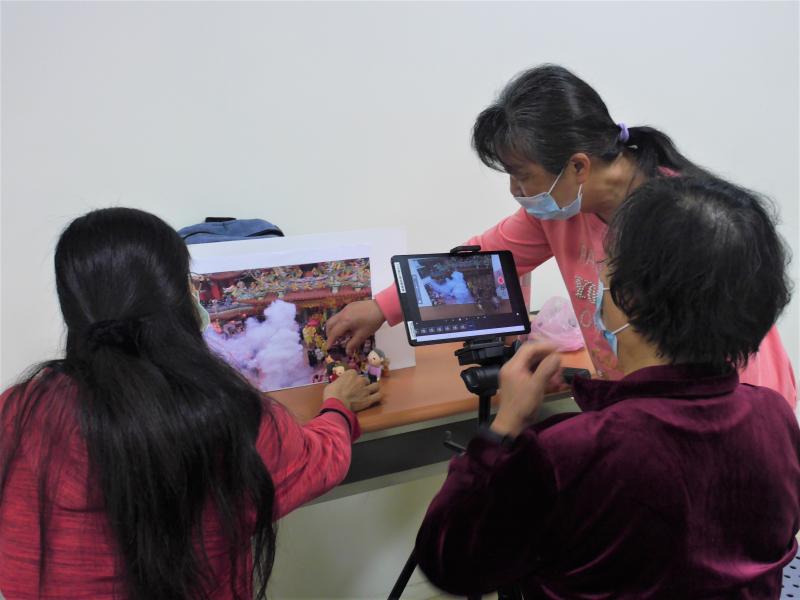 三隻手同時在操控兩隻人偶