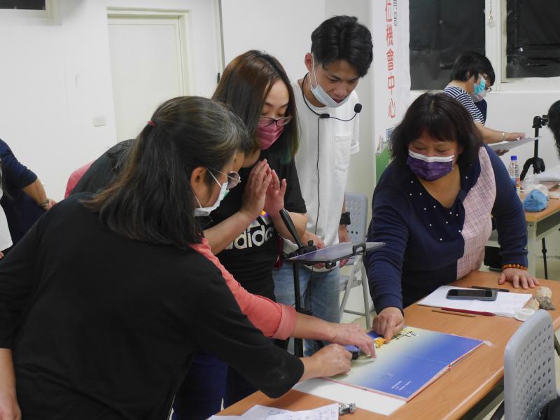 老師指導三位學員動畫製作的過程