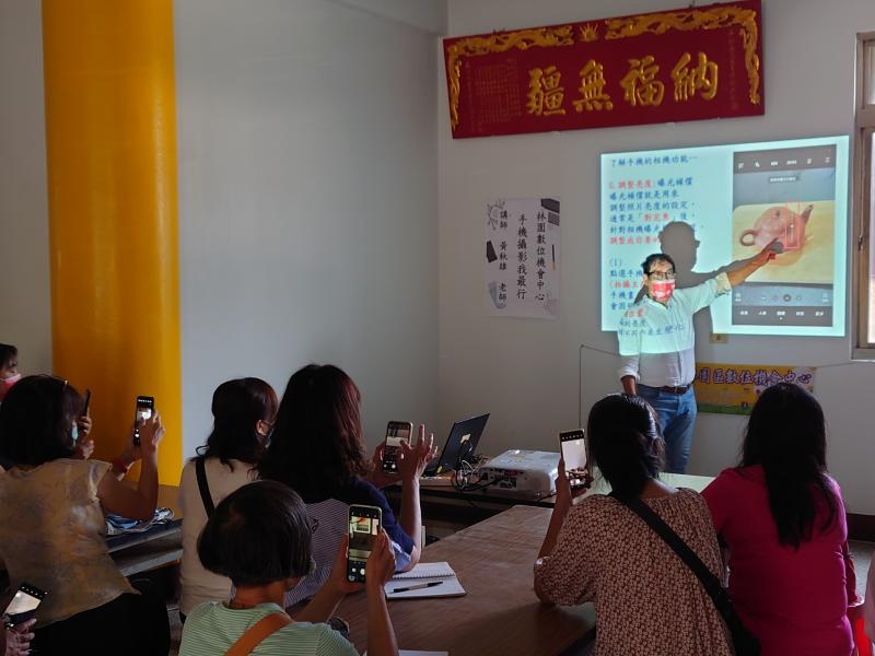 秋雄老師介紹手機攝影時如何對焦