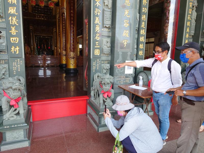 秋雄老師帶領學員實地練習拍攝