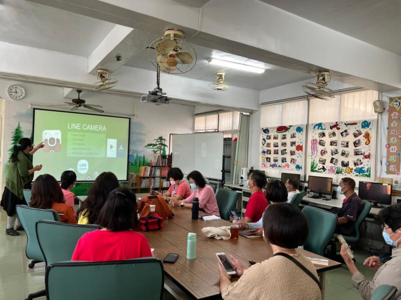 講師請學員下載LINEｃａｍｅｒａ　ＡＰＰ，用特效拍攝照片
