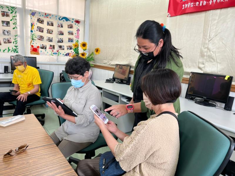 學員將拍攝照片用ＡＰＰ將多張照片拼貼成一張，再加上特效及文字