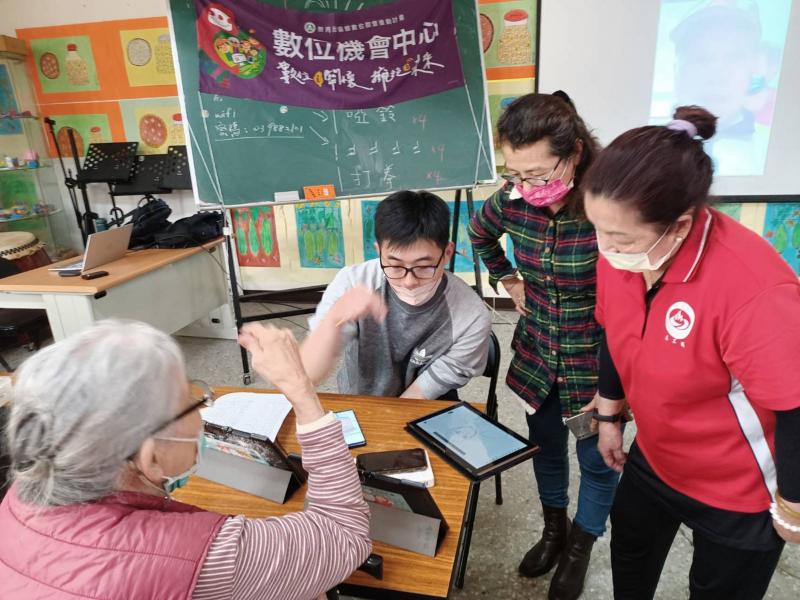 平板拍照也不錯，畫面比較大看得比較清楚。