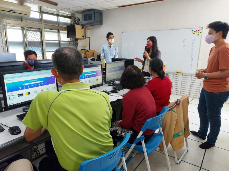 月津國小丁女玲校長(中)進行課程開場，講師蔡明仁(左)說明LOGO設計課程大綱