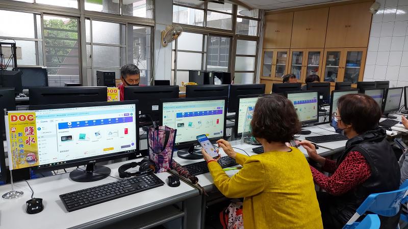 學員使用電腦及手機操作設計平台Canva進行LOGO設計