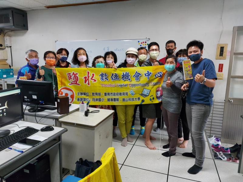 「自家商品LOGO設計班」課程結業大合照