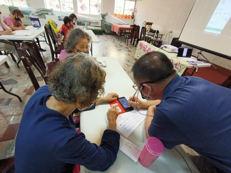 學員畫下營名產