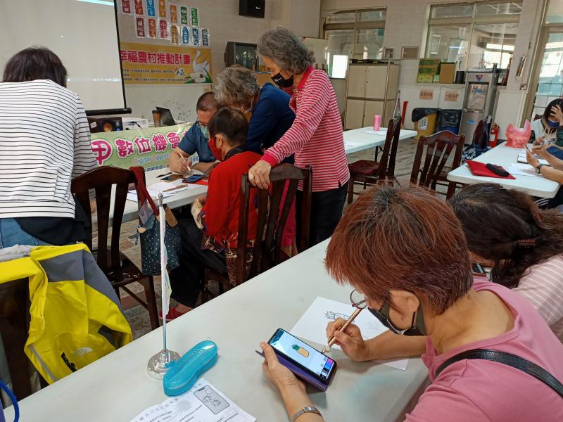 學員喜歡吃鳳梨，畫鳳梨做專屬的貼圖