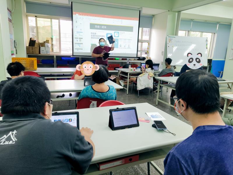 老師教導著臺灣社交距離ＡＰＰ