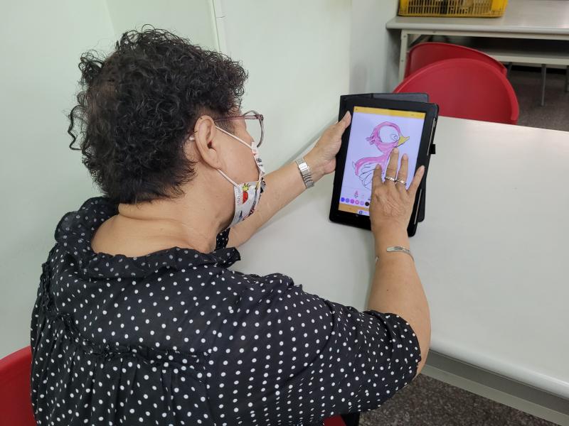 學員使用平板繪畫塗鴉