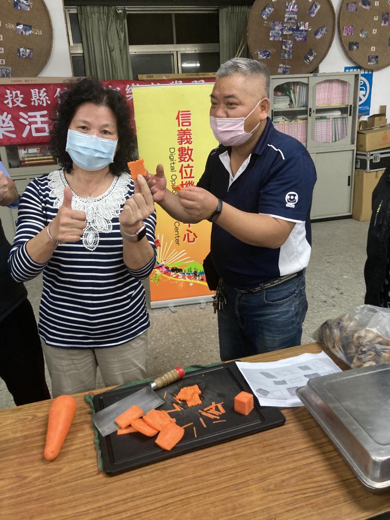 學員實際操作水花雕刻