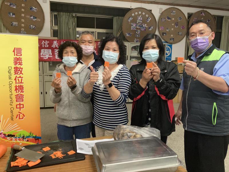 學員拿著自己切好的水花片