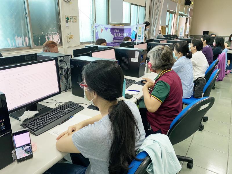 Google工具應用，學員建立google帳號。