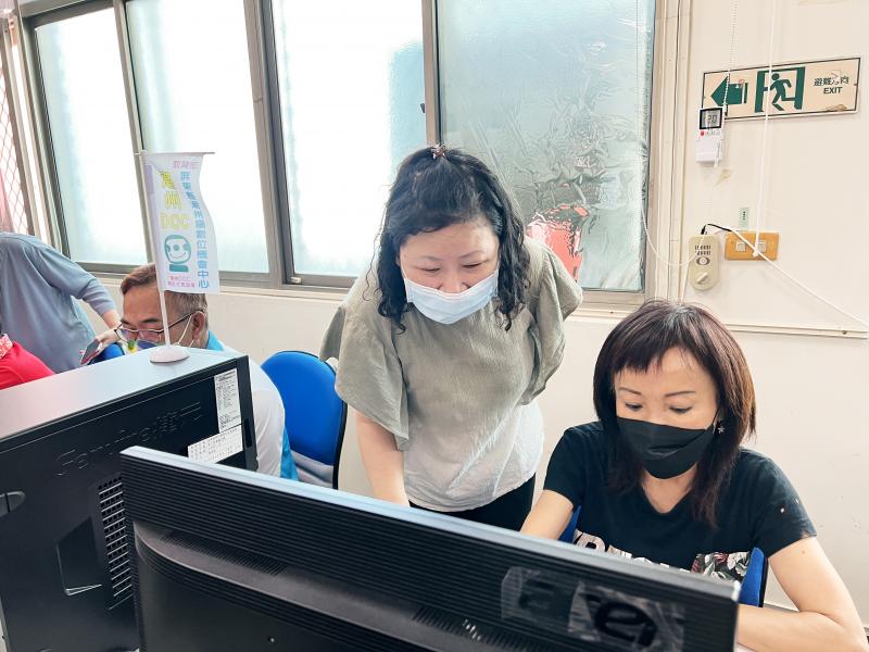 DOC駐點協助學員進行操作