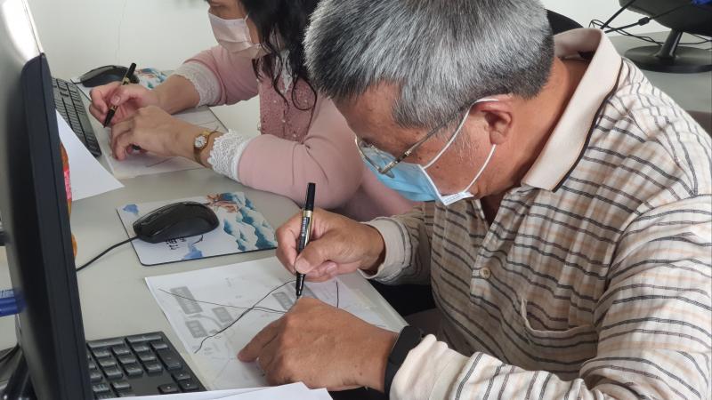 學員描繪地圖。