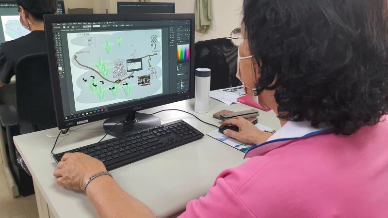 學員學習 AI 軟體，製作地圖。