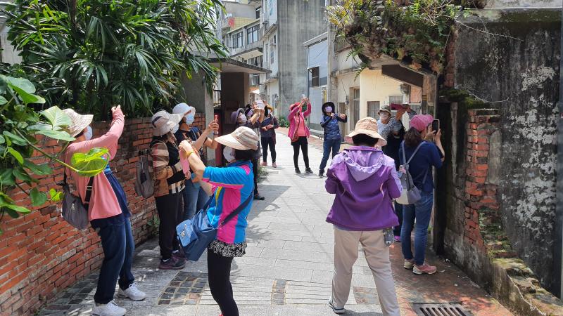 學員外拍，拿著手機拍下美麗的景物。