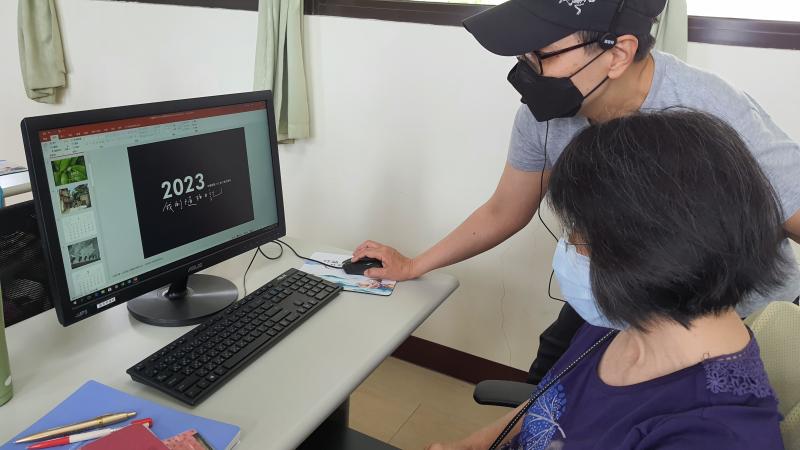 學員將外拍照片利用電腦排版成精美桌曆。