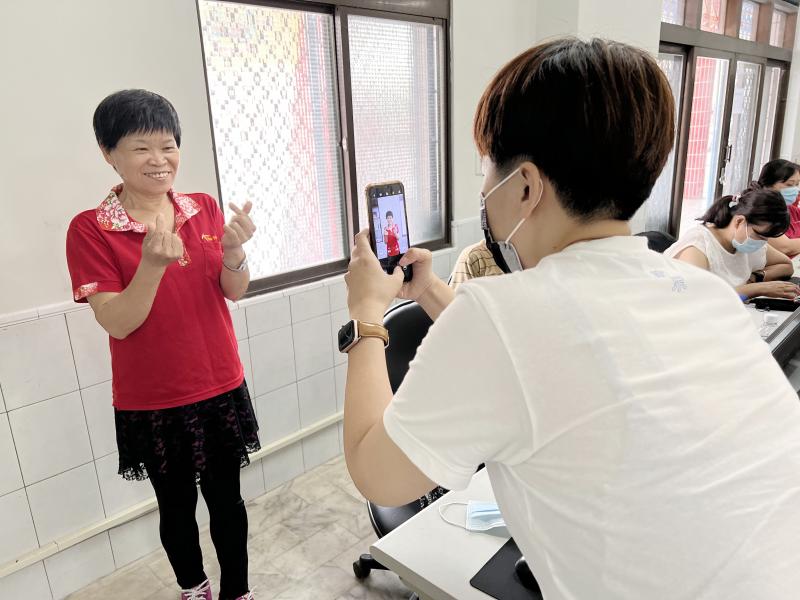 講師為學員拍攝8張照個人獨照。