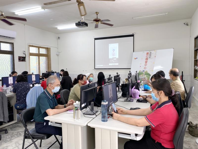 學員使用line拍貼進行圖圖設計