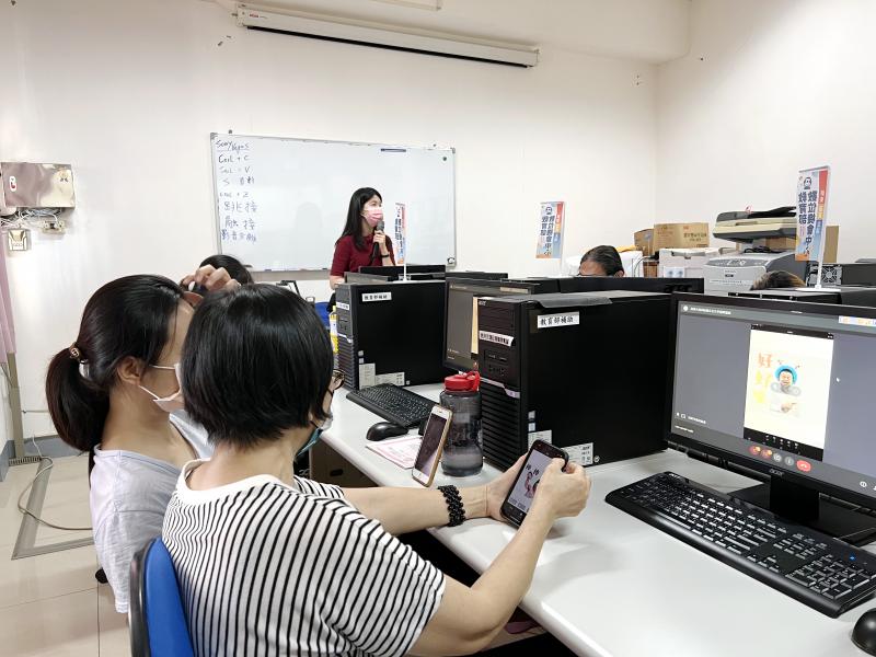 講師介紹line拍貼工具使用方式。