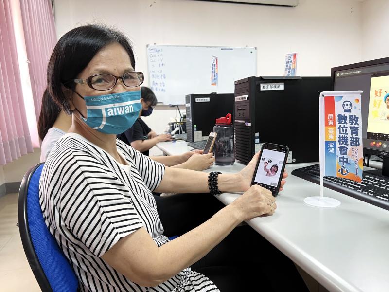 資深學員吳女士，運用孫女照片，完成貼圖設計