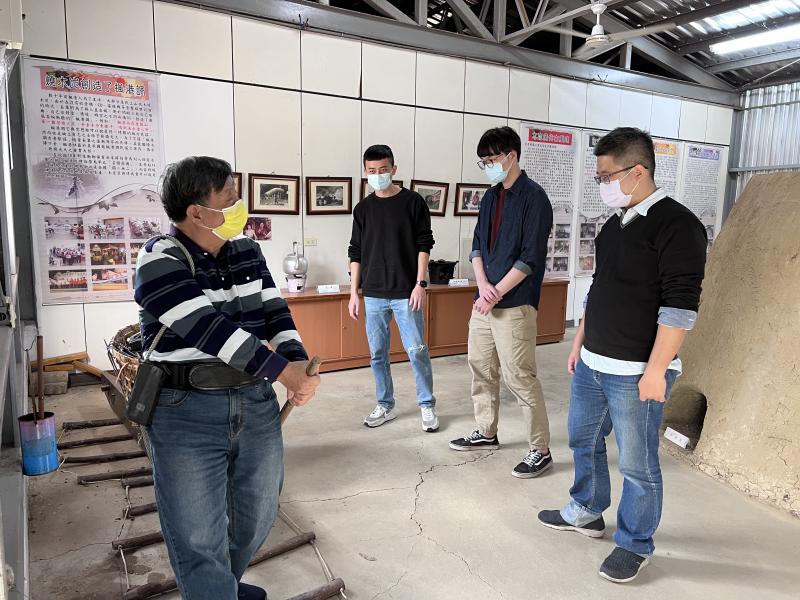 黃執行長示範早期燒木炭景象，期盼透過VR虛擬實境互動重現早期產業。