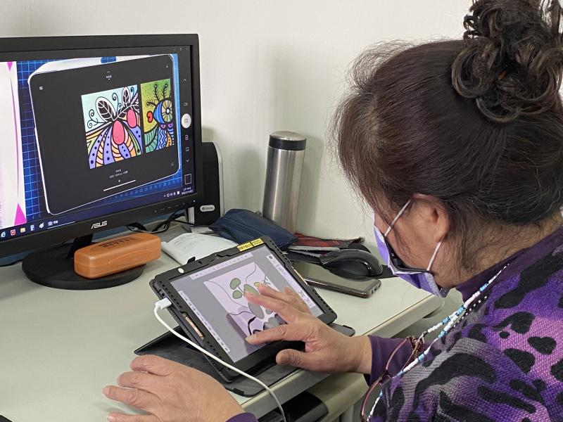 學員看著平板及電腦螢幕嘗試作畫