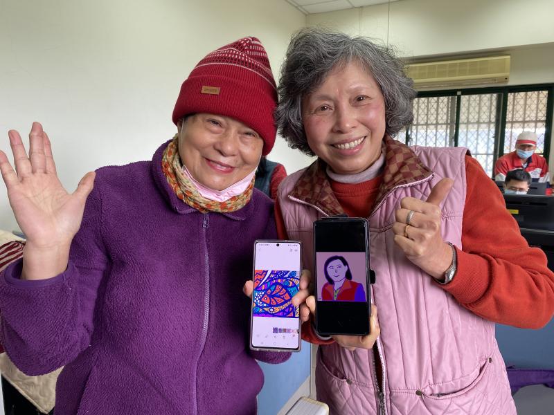 兩位女學員展示自己的作畫成果