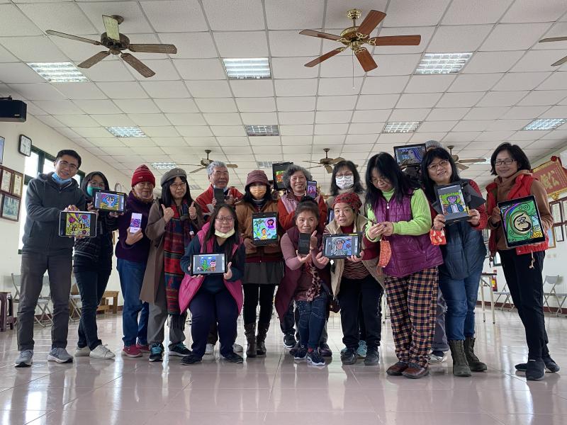 大家與自己的作品及老師大合影