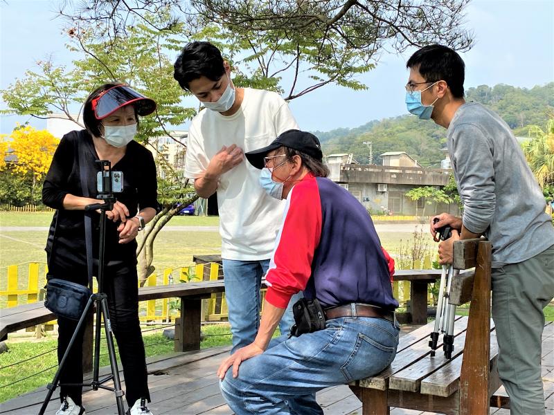 學員們在戶外聽老師講解縮時的拍法