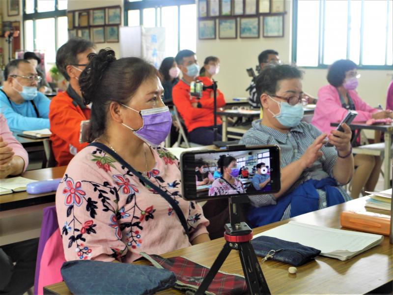 一位女學員課堂中練習對自己記錄縮時上課的情形