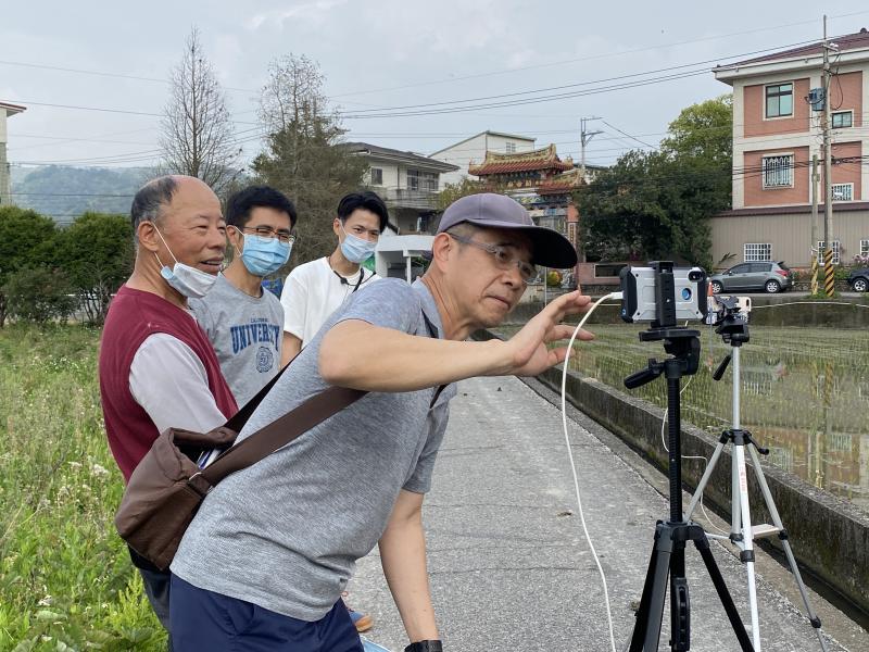 在戶外進行縮時攝影拍攝的學員