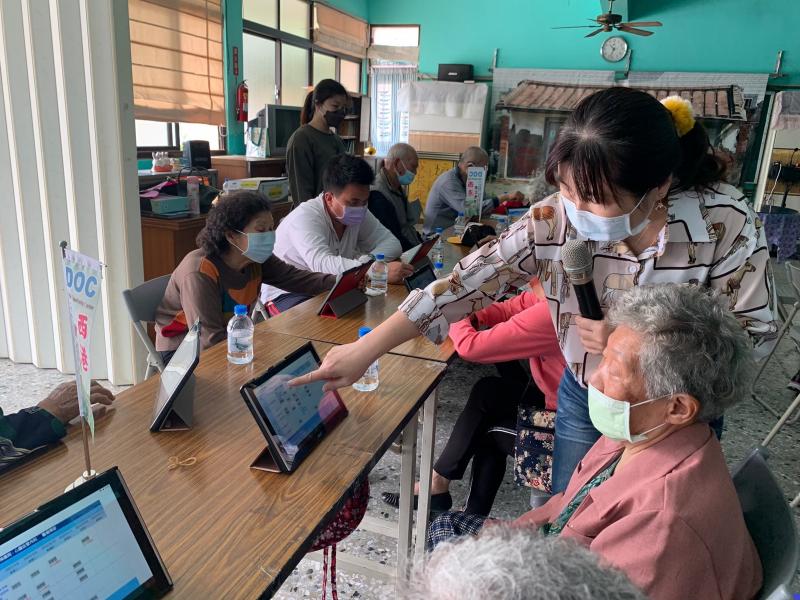 教社區民眾使用平板