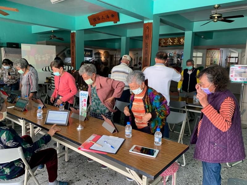 利用平板搜尋居家保健影片