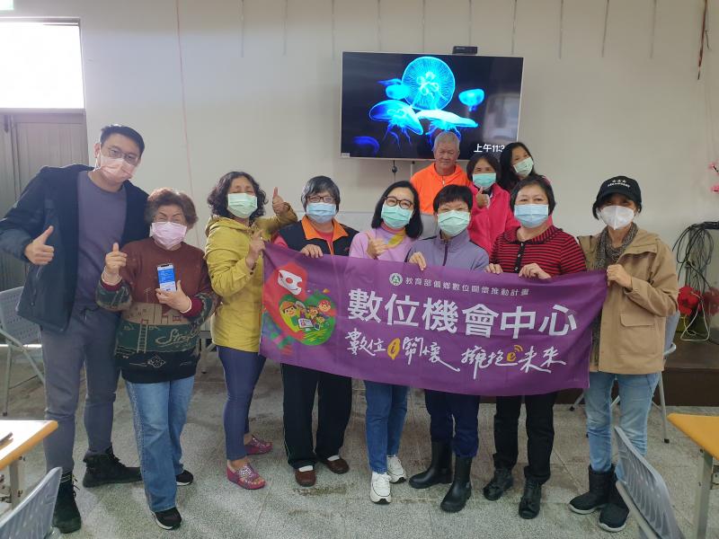 懂得如何保護自己的資訊安全，大家開心合影。