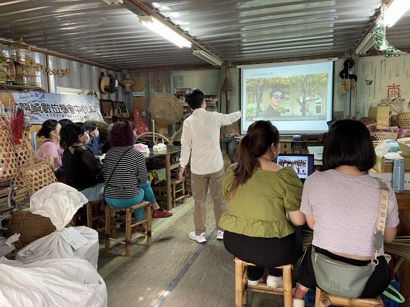 講師在講解拍攝文宣的技巧