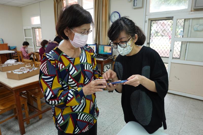 老師在認真地教導學生