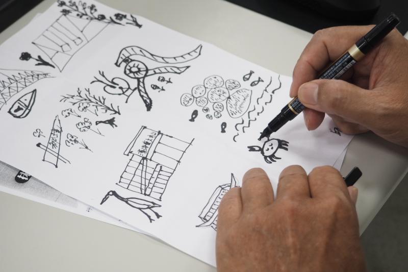 學員專注畫景點小圖